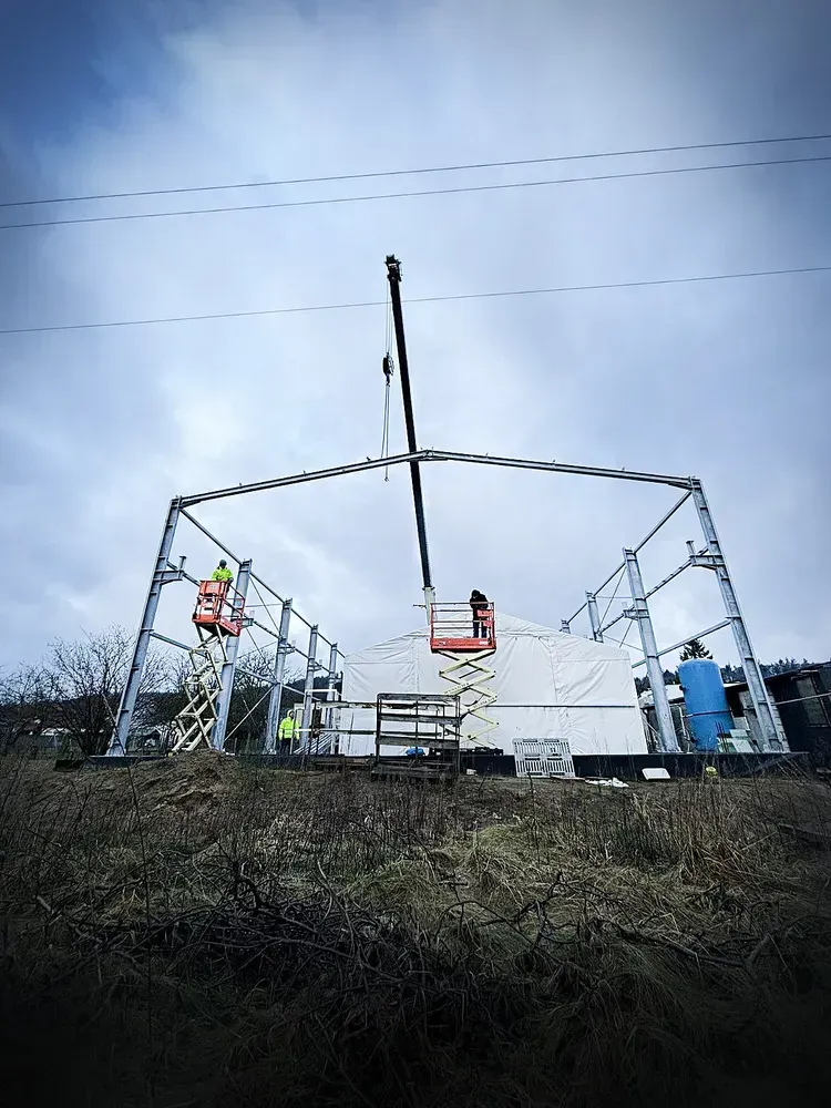 Budowa hali stalowej przez ekipę montażową MAPALU