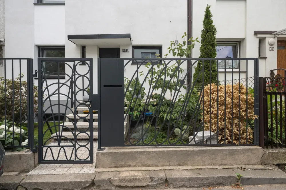 Ogrodzenie panelowe ze stali przy domu jednorodzinnym - realizacja MAPALU