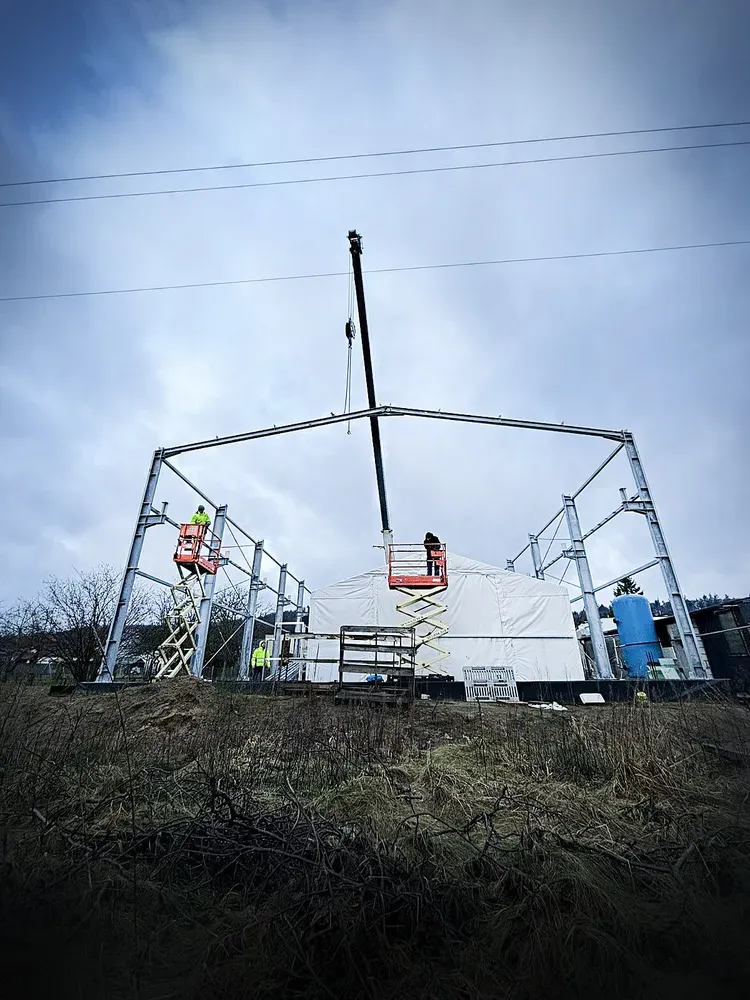 Konstrukcja hali stalowej MAPALU - montaż elementów nośnych
