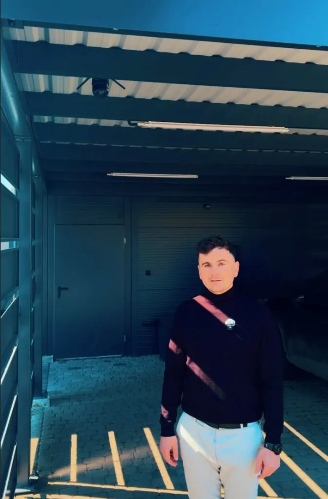 Stalowa wiata garażowa i wypoczynkowa zrealizowana przez MAPALU