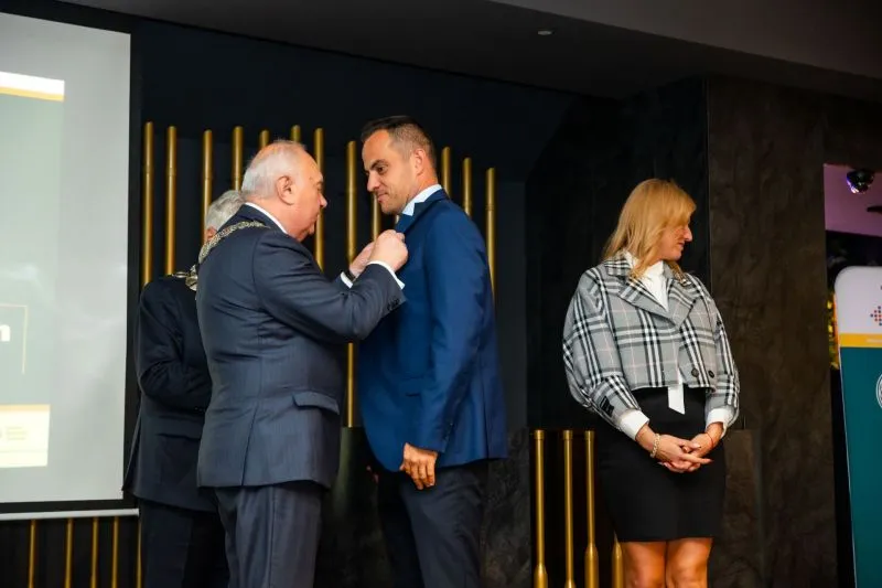 Moment wręczenia Srebrnej Odznaki Pawłowi Łuniewskiemu